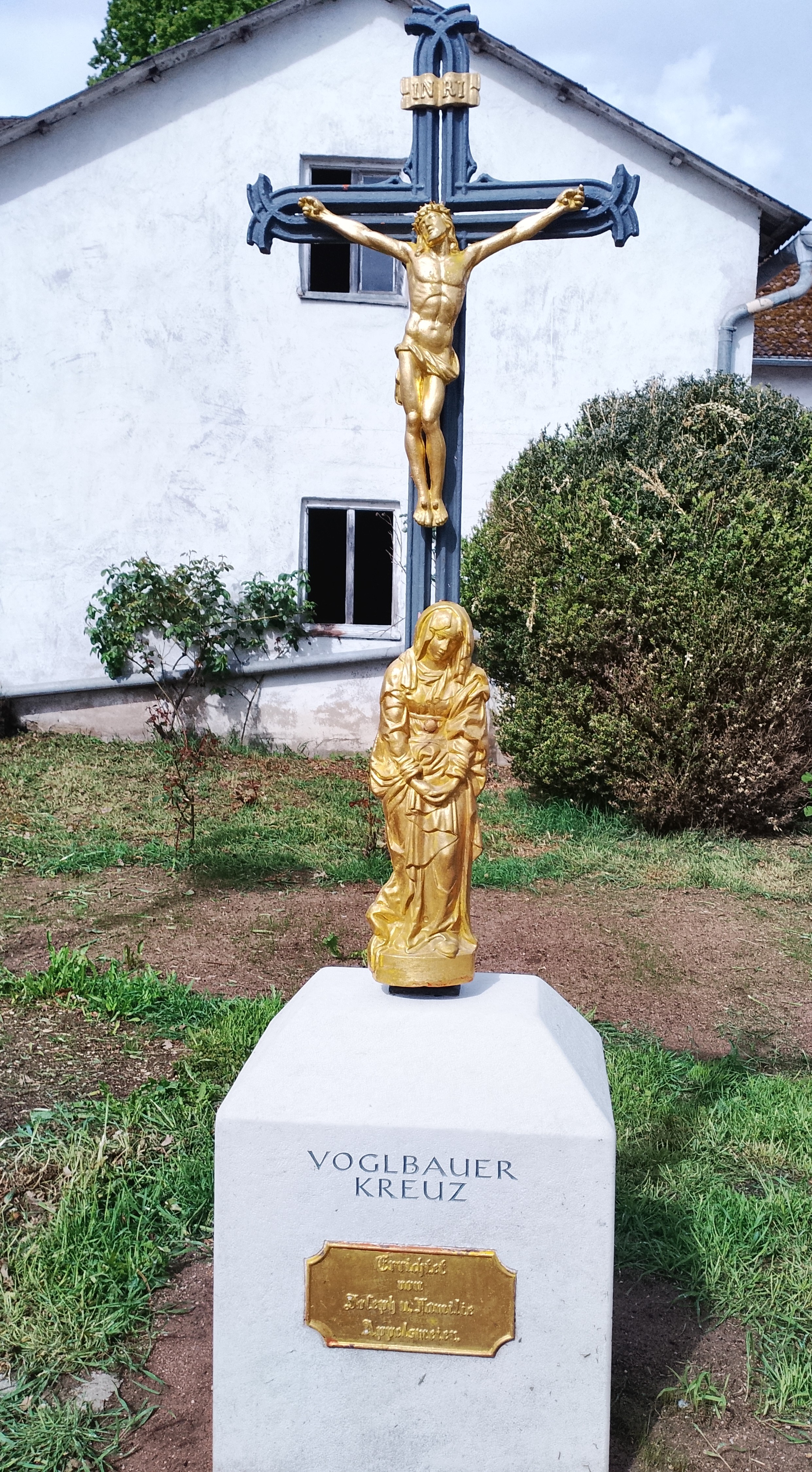 Kreuz mit neuem Marmorsockel