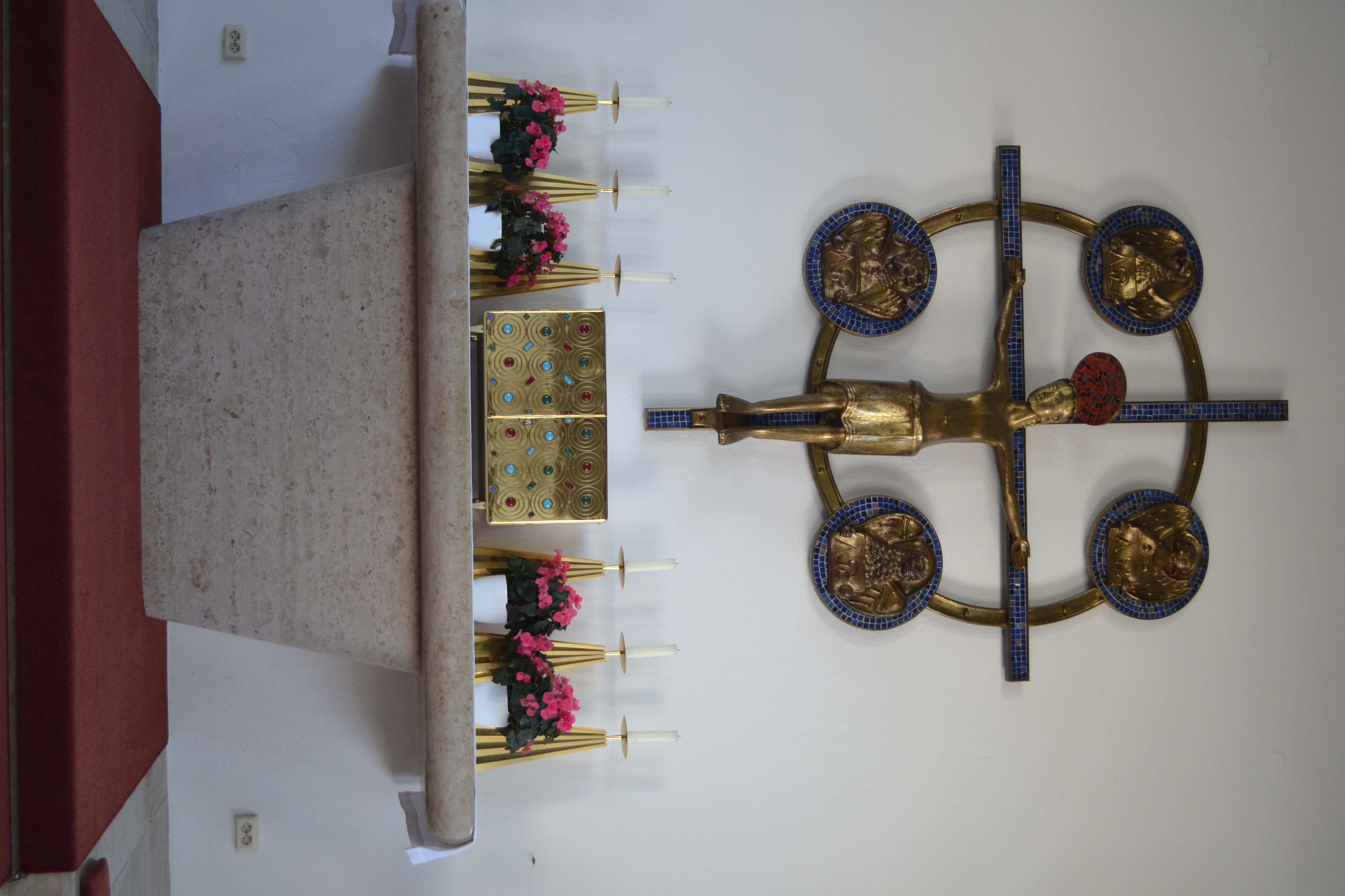 Altar der 1954 neu erbauten Kirche